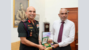 4 ලේක්හවුස් වෙත පැමිණි නව යුද්ධ හමුදාපති ලුතිනන් ජෙනරාල් නිලන්ත ප්රේමරත්න මහතා විසින් ලේක්හවුස් සභාපති ගාමිණී වරුෂමාන මහතා වෙත සමරුවක් පිළිගැන්වූ අයුරු.