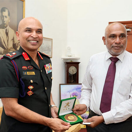 4 ලේක්හවුස් වෙත පැමිණි නව යුද්ධ හමුදාපති ලුතිනන් ජෙනරාල් නිලන්ත ප්රේමරත්න මහතා විසින් ලේක්හවුස් සභාපති ගාමිණී වරුෂමාන මහතා වෙත සමරුවක් පිළිගැන්වූ අයුරු.