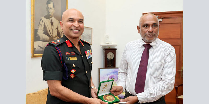 ලේක්හවුස් වෙත පැමිණි නව යුද්ධ හමුදාපති ලුතිනන් ජෙනරාල් නිලන්ත ප්‍රේමරත්න මහතා විසින් ලේක්හවුස් සභාපති ගාමිණී වරුෂමාන මහතා වෙත සමරුවක් පිළිගැන්වූ අයුරු.